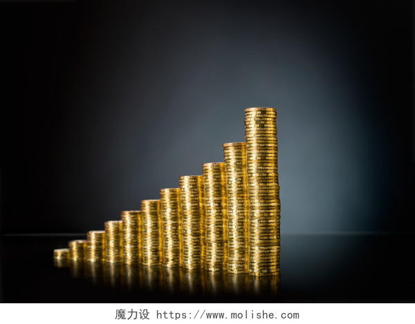 放置了一排的黄金货币收入提升价格物价上涨